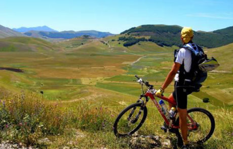 Cicloturismo e mountain bike sui Sibillini Deltaplano e parapendio a Sarnano - Appartamenti Residence Il Glicine - Sarnano